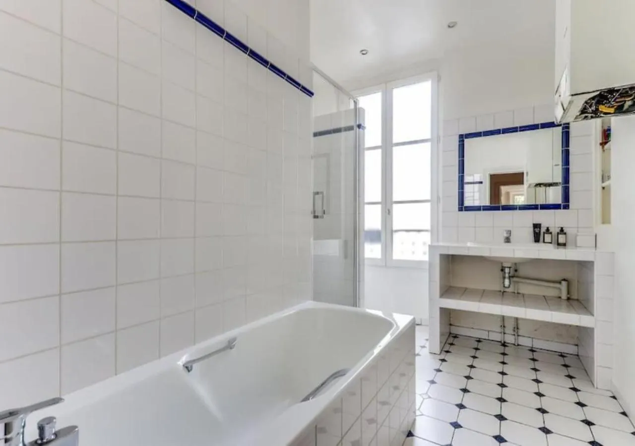 La Fleur Du Bosquet - Sumptuous- Eiffel Tower View Apartment Paris